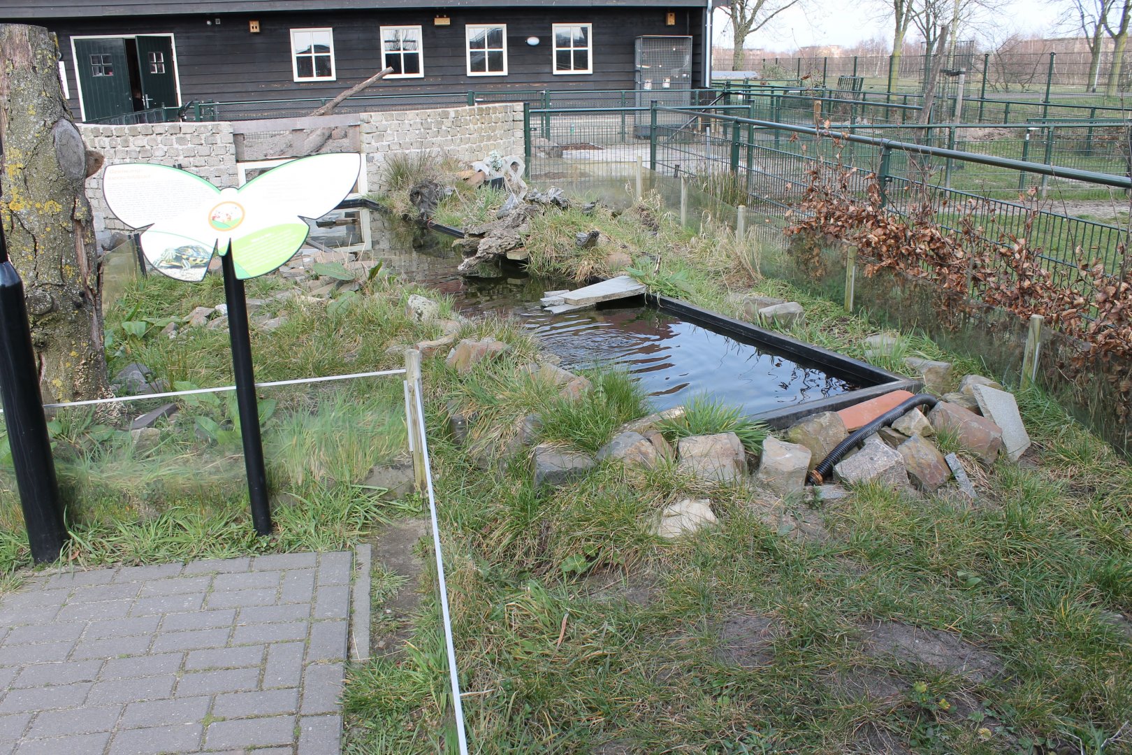 Outdoor-enclosure Slider