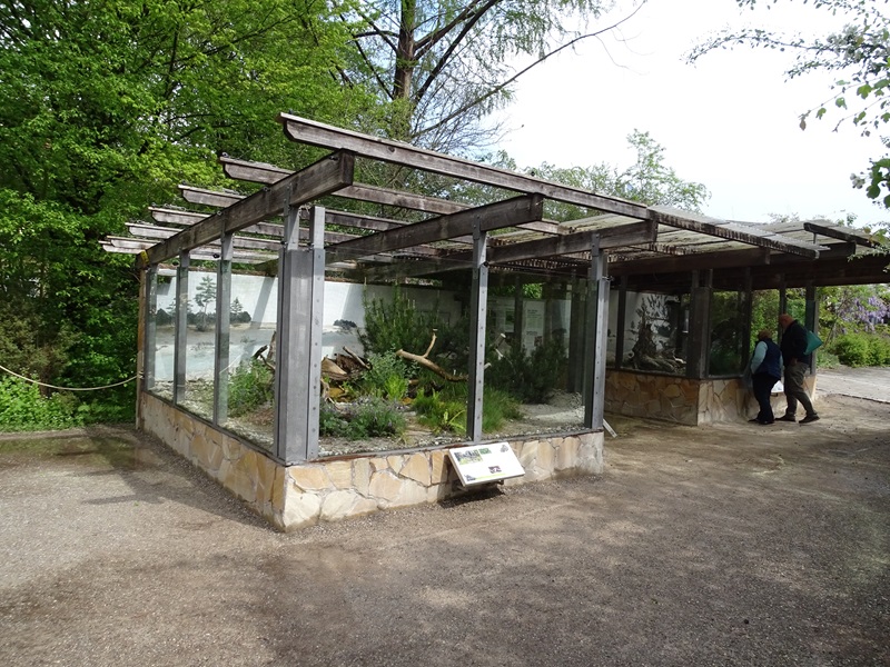 Outdoor terrarium for vipers