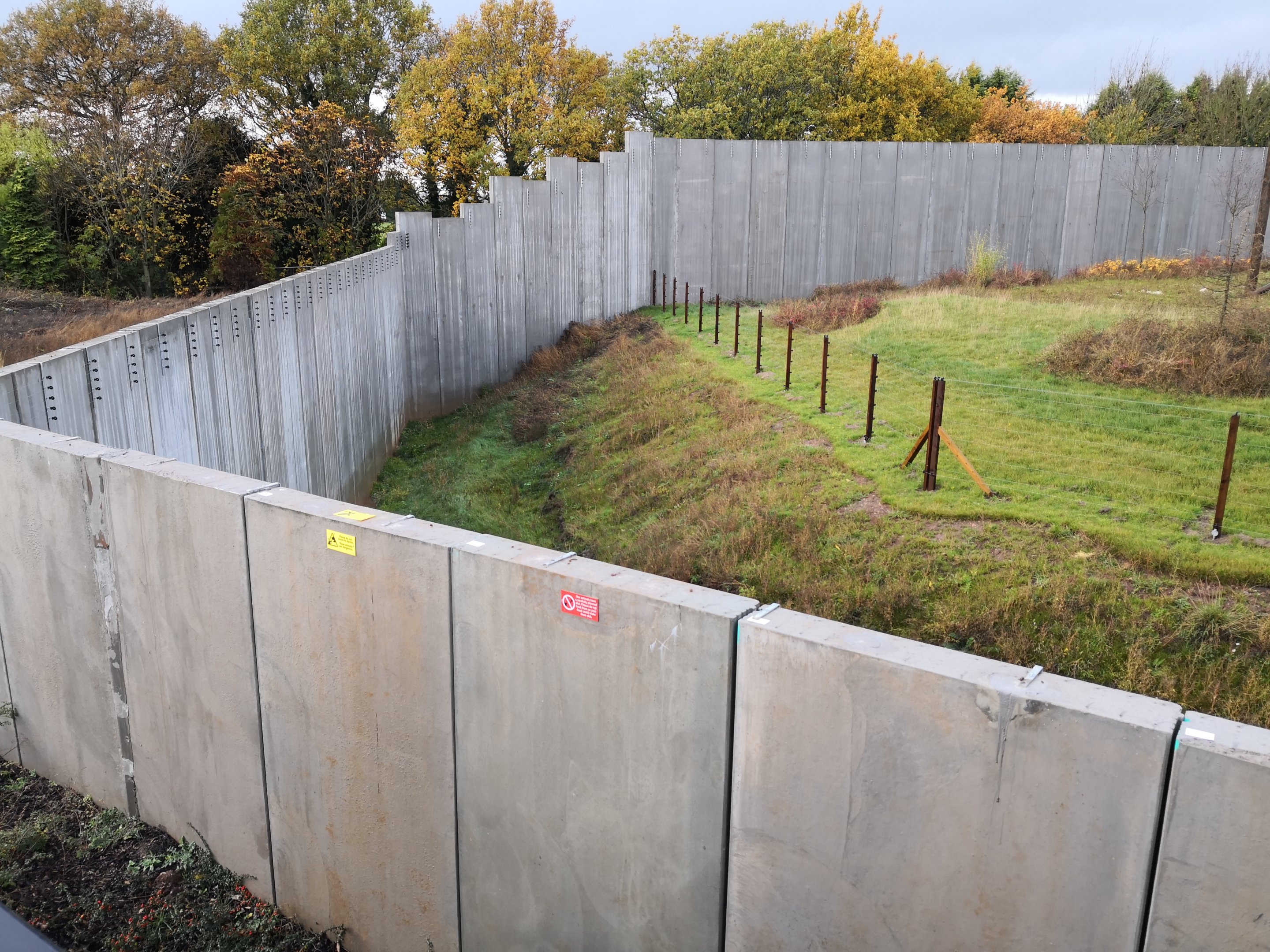 Outer wall and inner fencing - Twycross