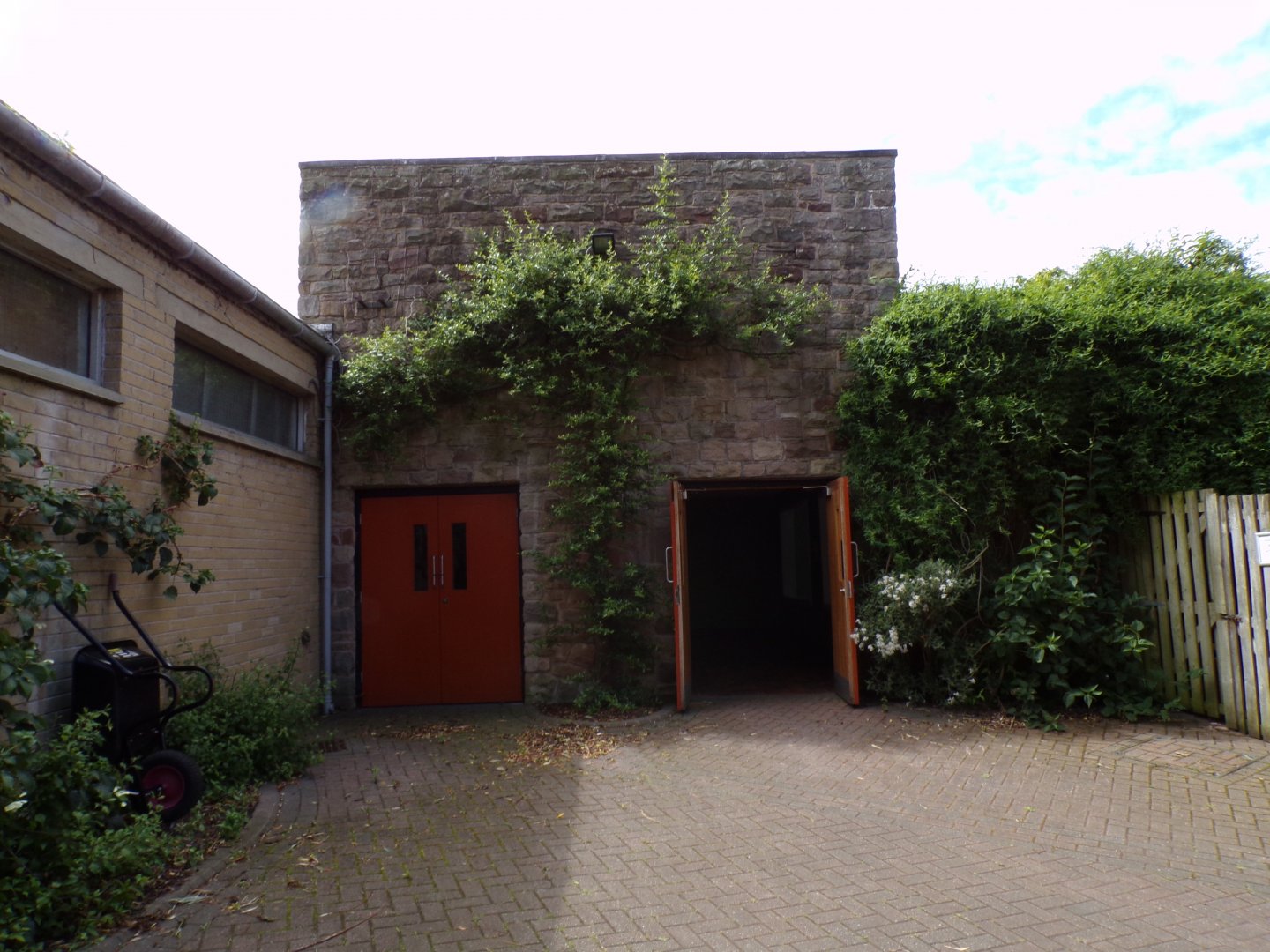 Outside drill house (formerly Giant pandas and apes) 17.7.23