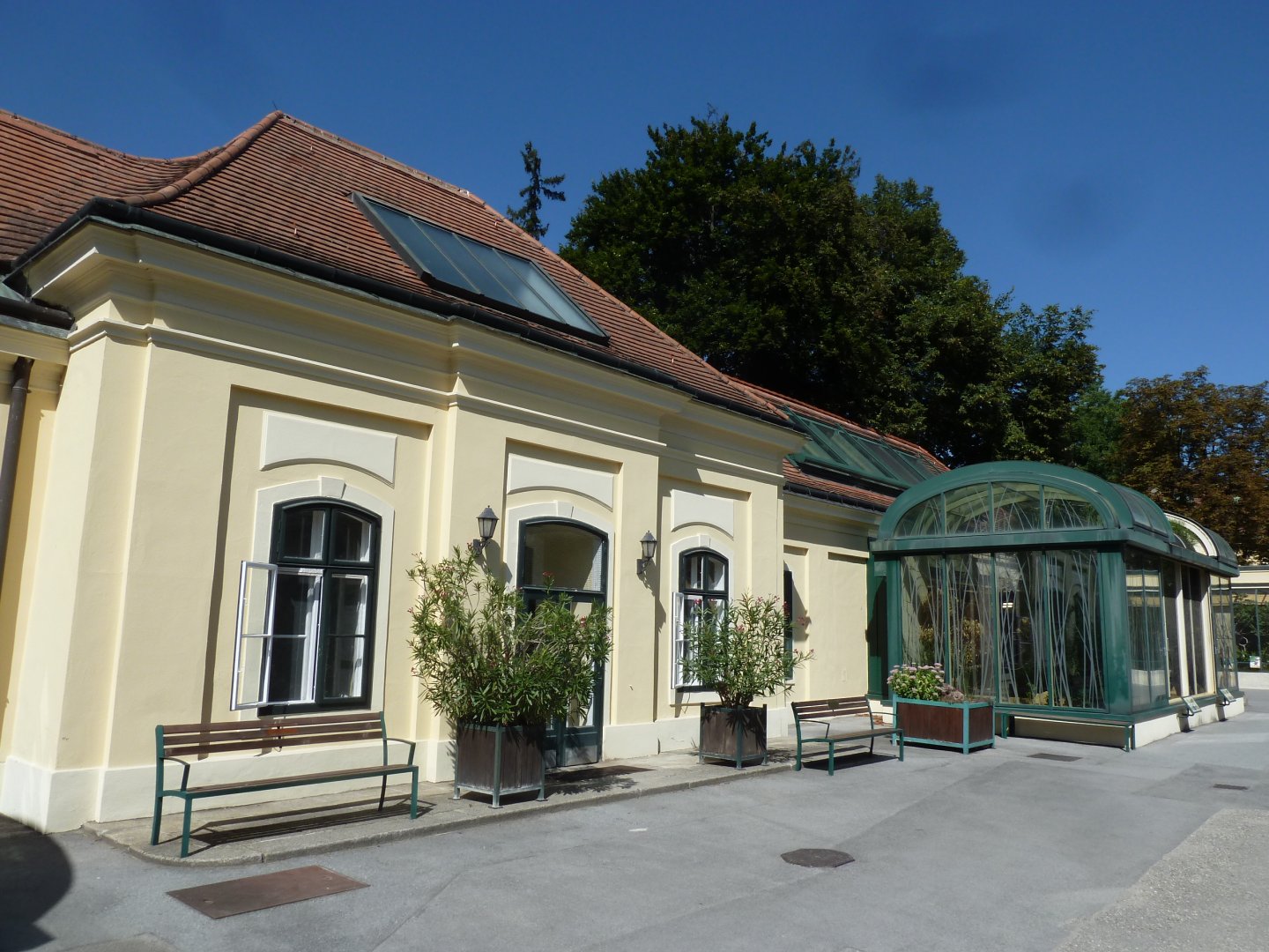 Outside the Birdhouse - African savannah aviary
