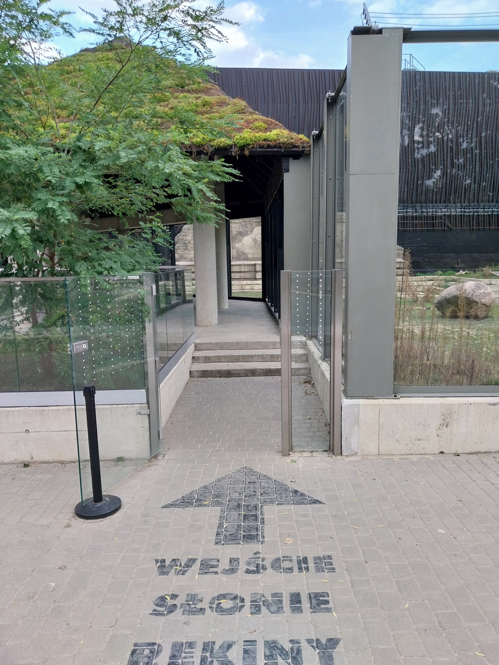 Outside the Orientarium - Midsection entrance