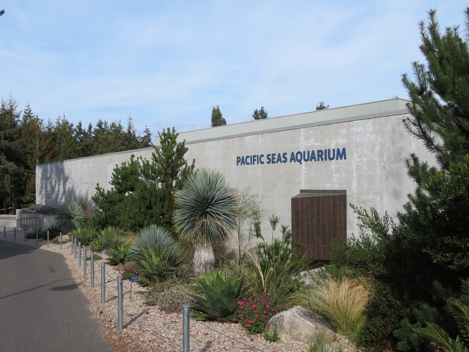 Pacific Seas Aquarium - Exterior