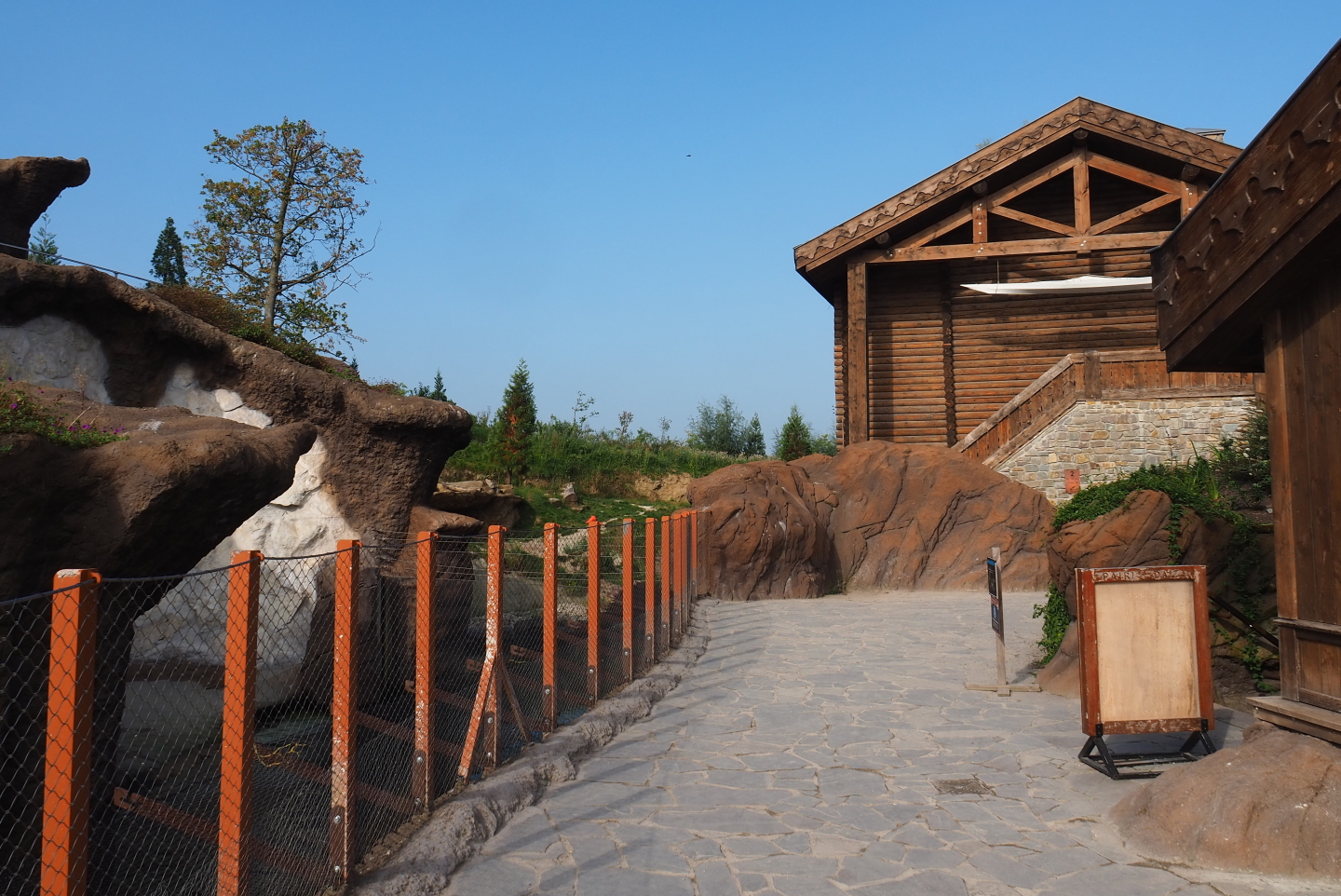 Pacific walrus exhibit viewing area, 2021-09-02