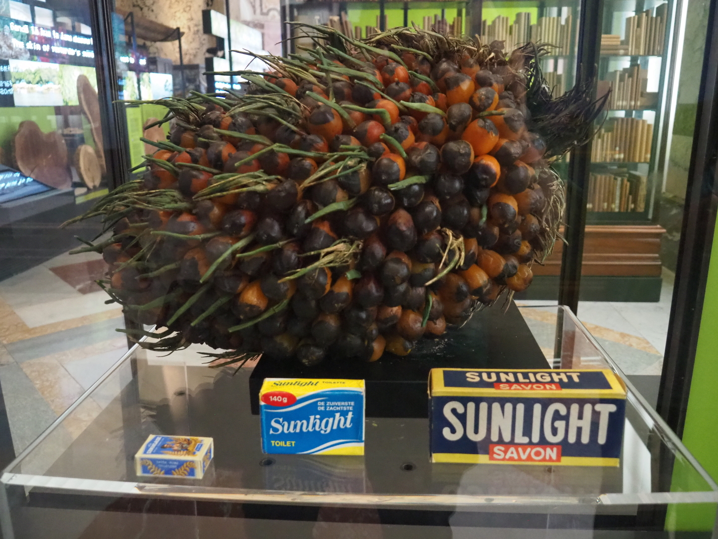 Palm nuts and palm oil products display, 2021-10-20
