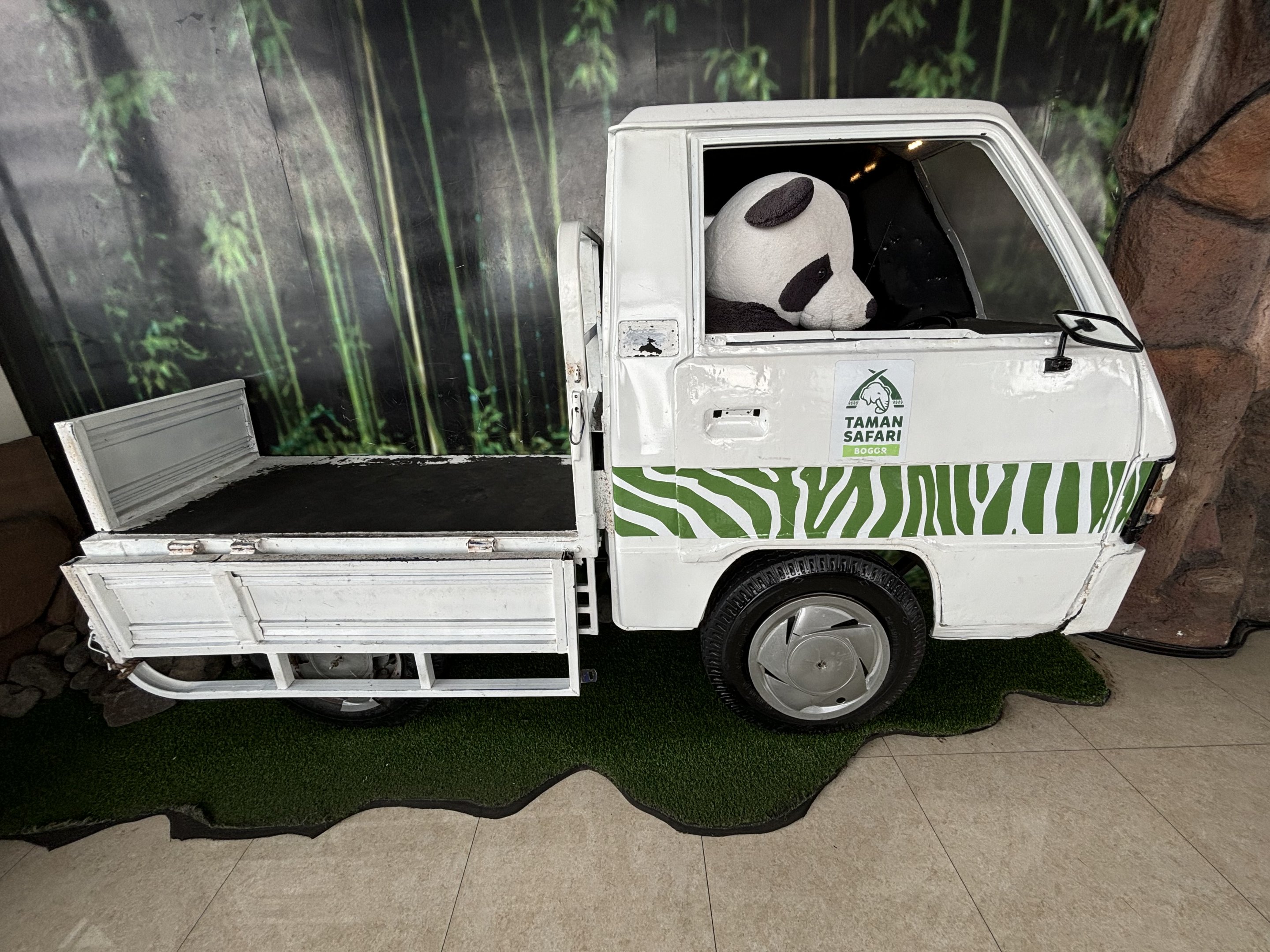 Panda Truck - Giant Panda Complex