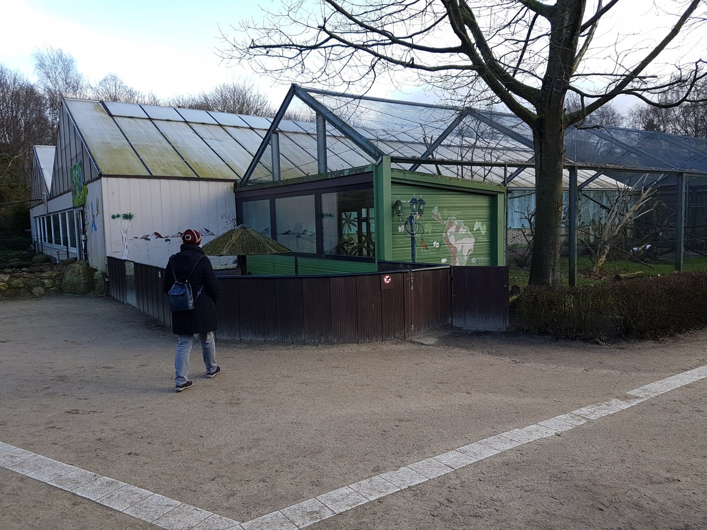 Paradieshalle with Outdoor-meerkat-enclosure and Parrot-aviary