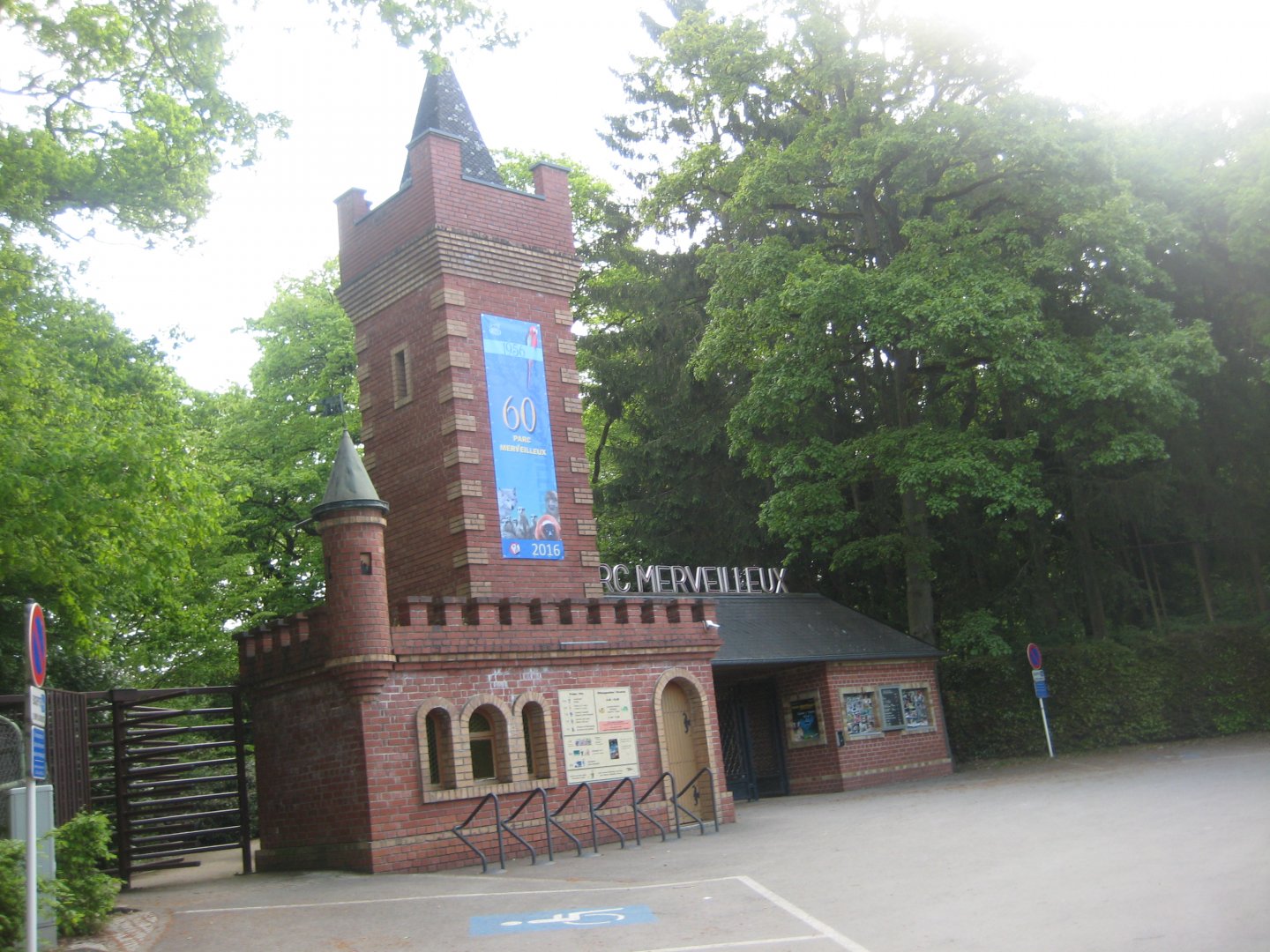 Parc Merveilleux - entrance building
