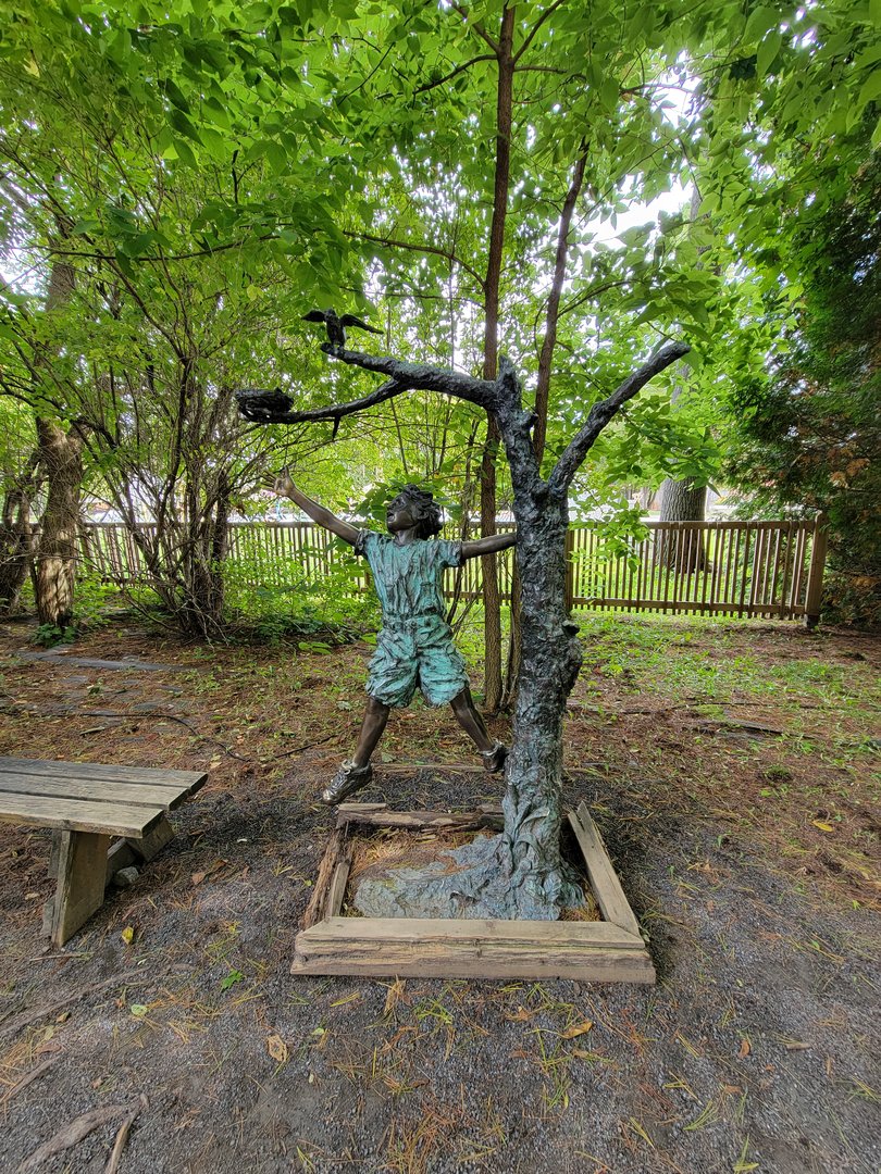 Parc Safari - Birds' Garden, one of many similar statues of children