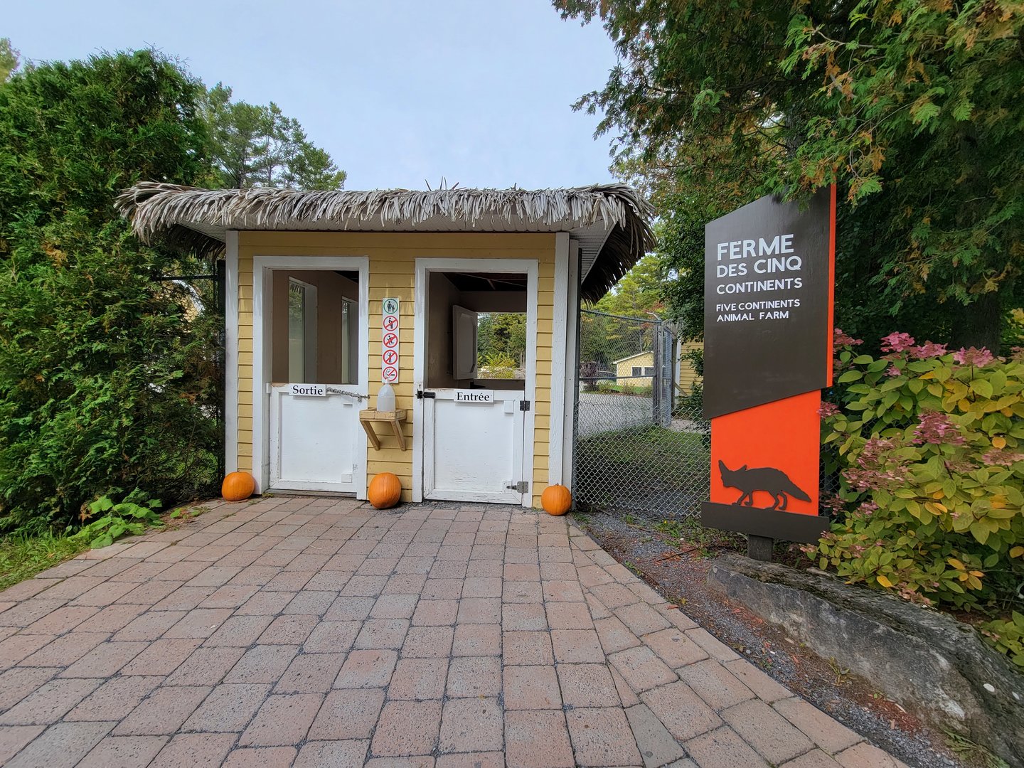 Parc Safari - Entrance to Farm of the 5 Continents