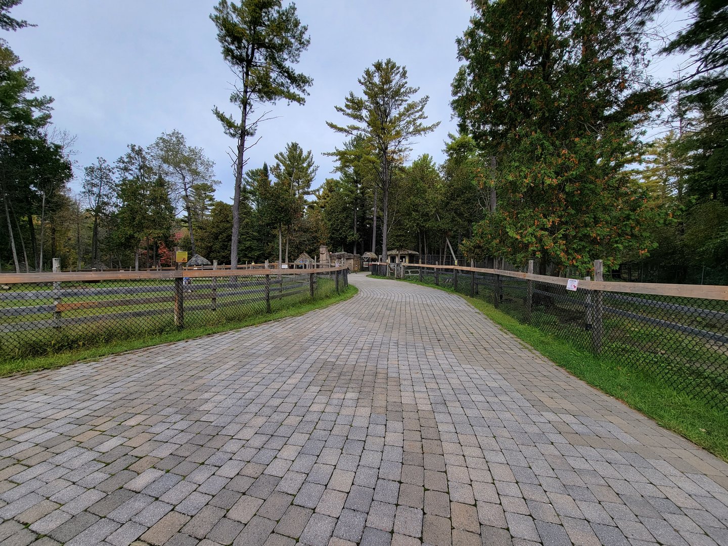 Parc Safari - Farm of the 5 Continents, path