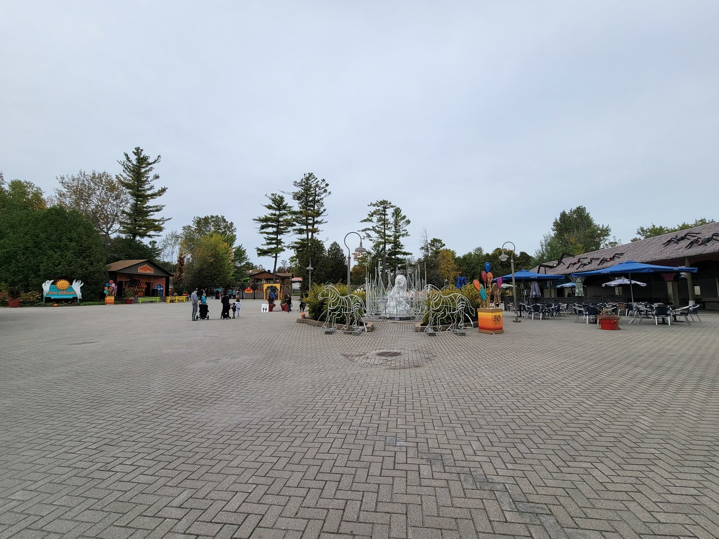 Parc Safari - Main rotunda/fountain