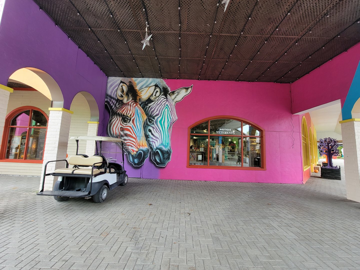 Parc Safari - Mural outside gift shop