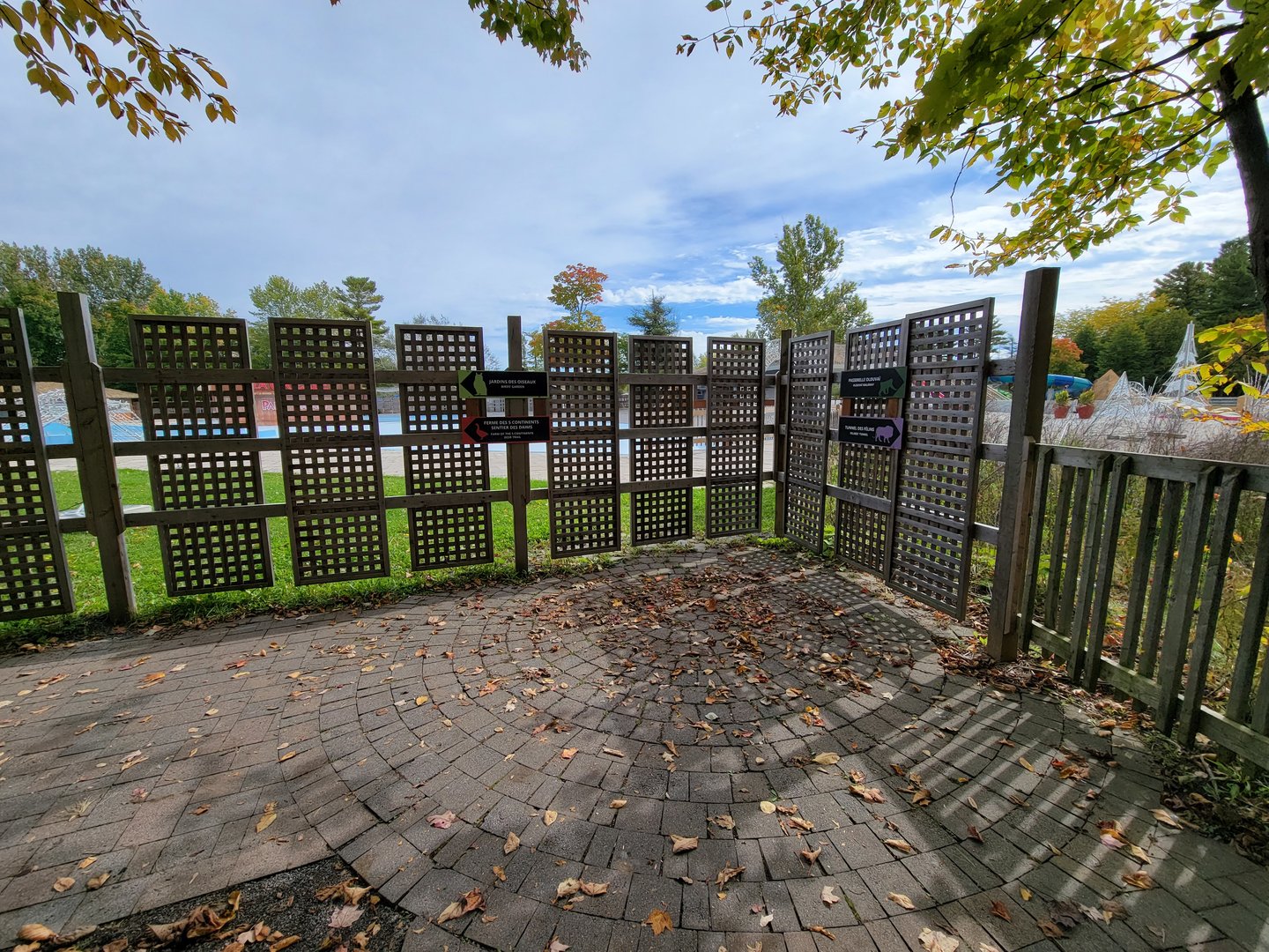 Parc Safari - Olduvai Walkway, path by waterpark