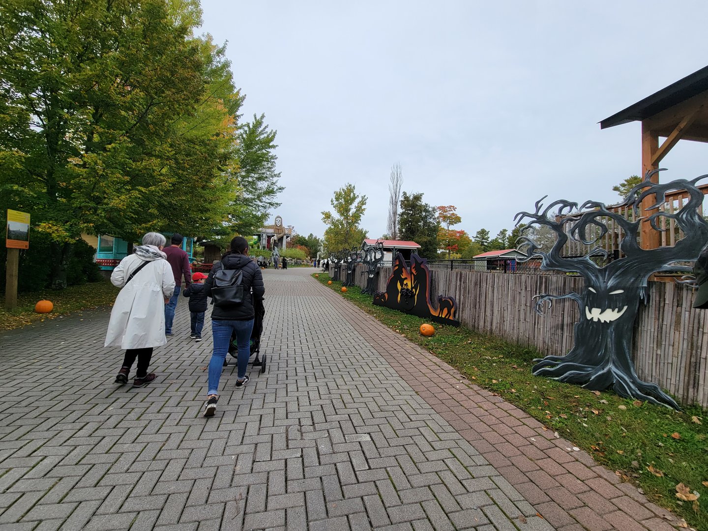 Parc Safari - Path through water park to the animals