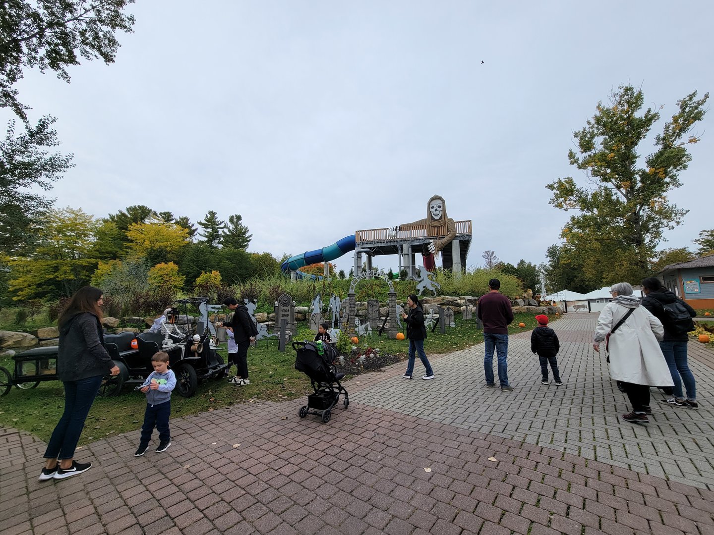 Parc Safari - Path through water park to the animals