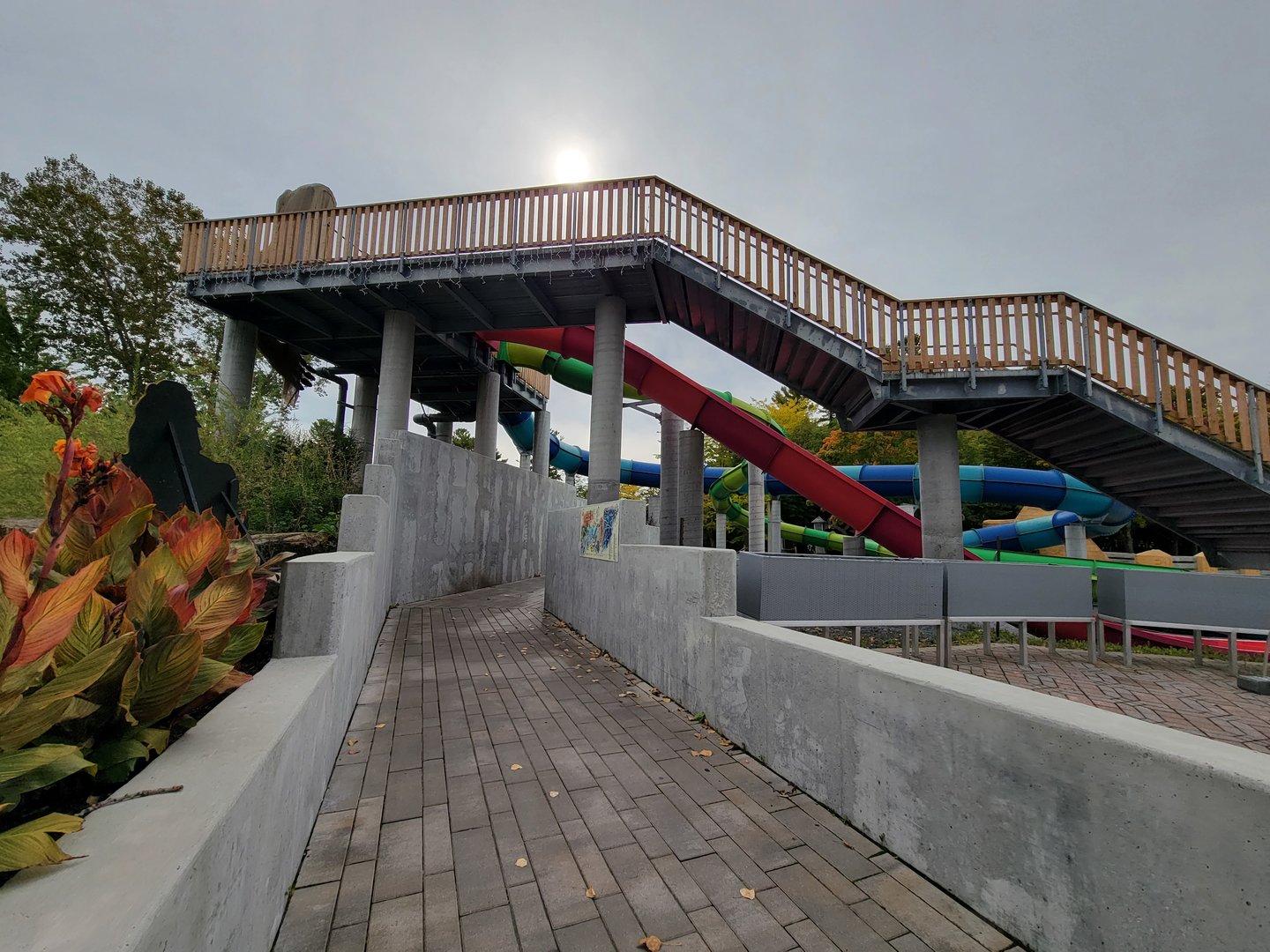 Parc Safari - Path through water park to the animals