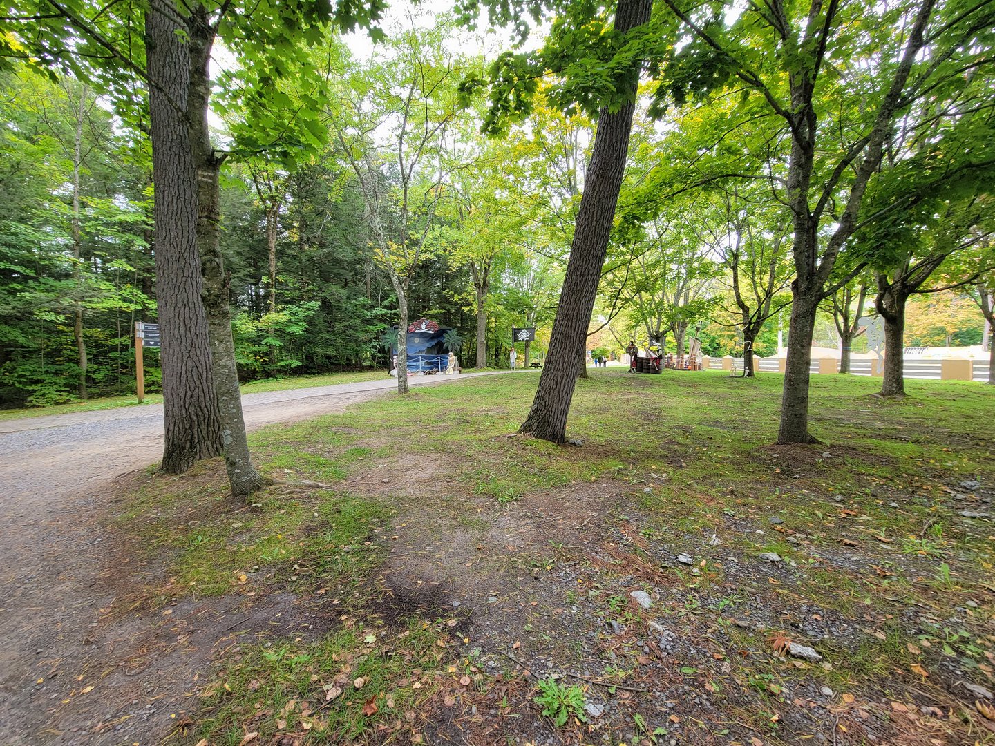 Parc Safari - Path through water park to the animals