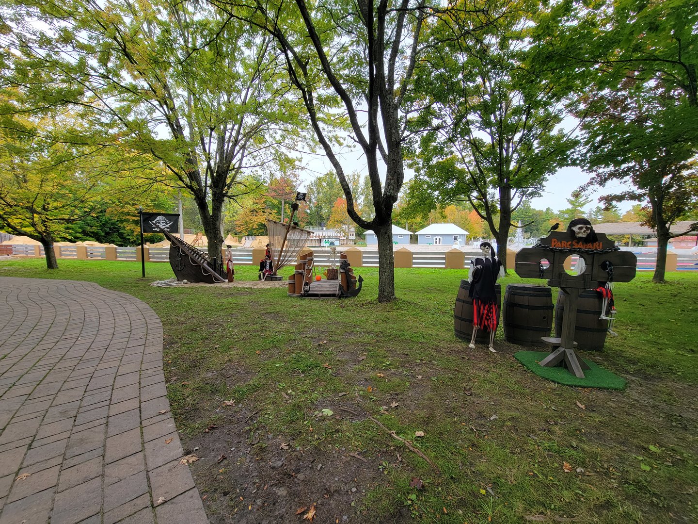 Parc Safari - Path through water park to the animals