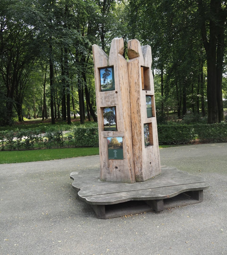 Park Berg & Bos (City and nature park in which Apenheul is located) - Bench and photo column, 2024-08-18