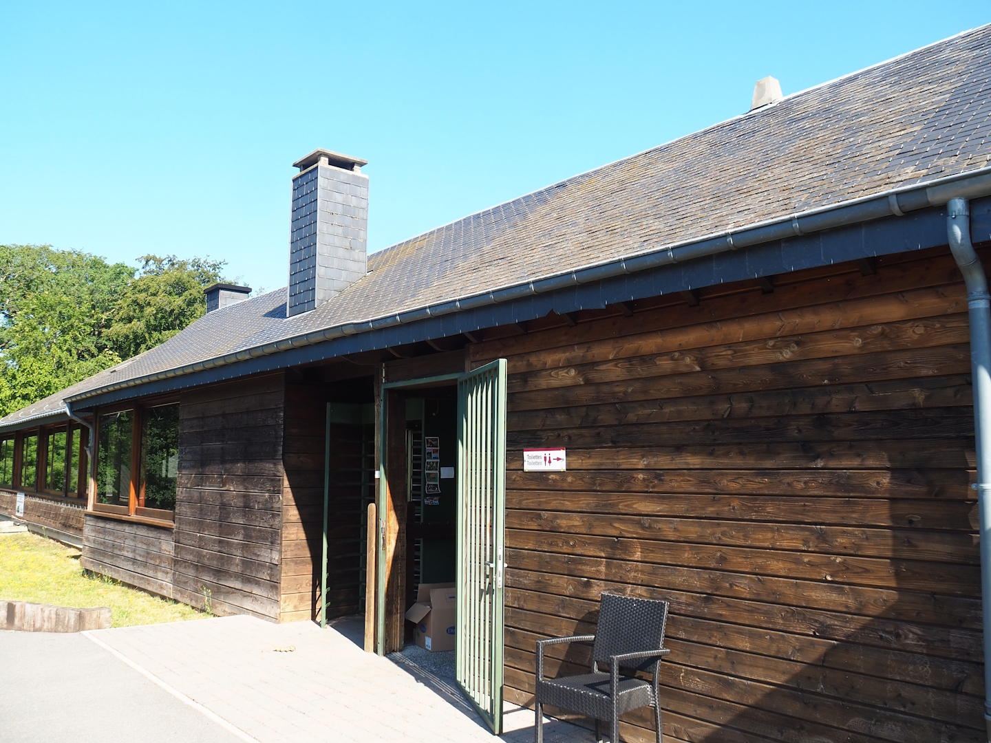 Park side of the entrance and gift shop building, 2023-06-24