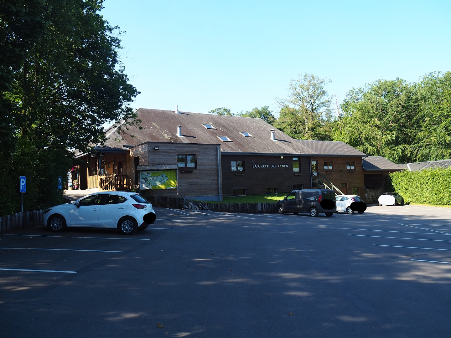 Parking lot and Crête des cerfs ('Deer Ridge') restaurant building, 2023-06-24