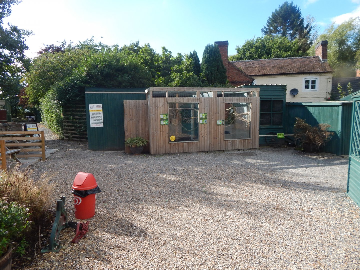 Parrot aviaries 160921