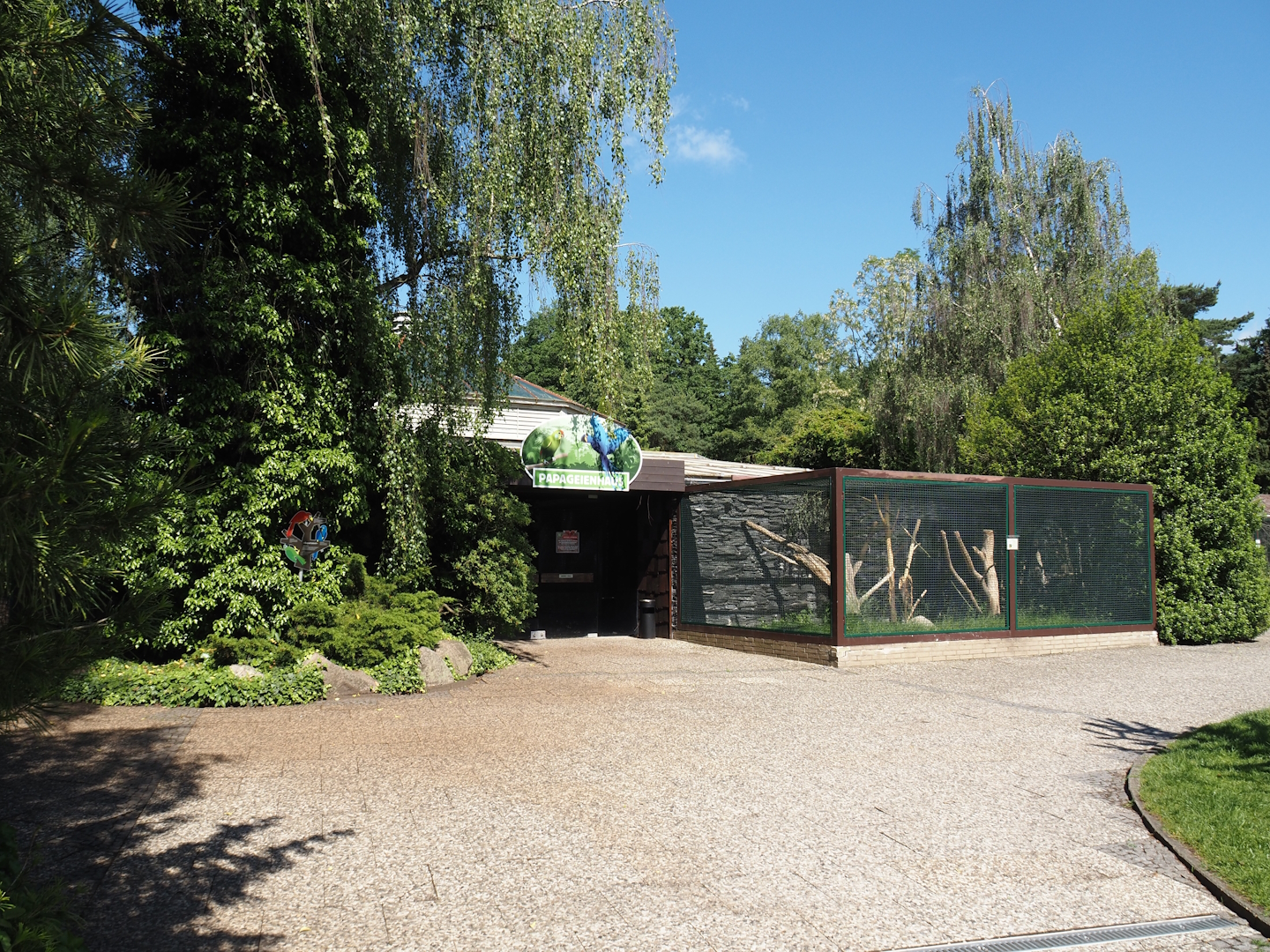 Parrot house - Entrance and outdoor aviaries, 2024-05-23
