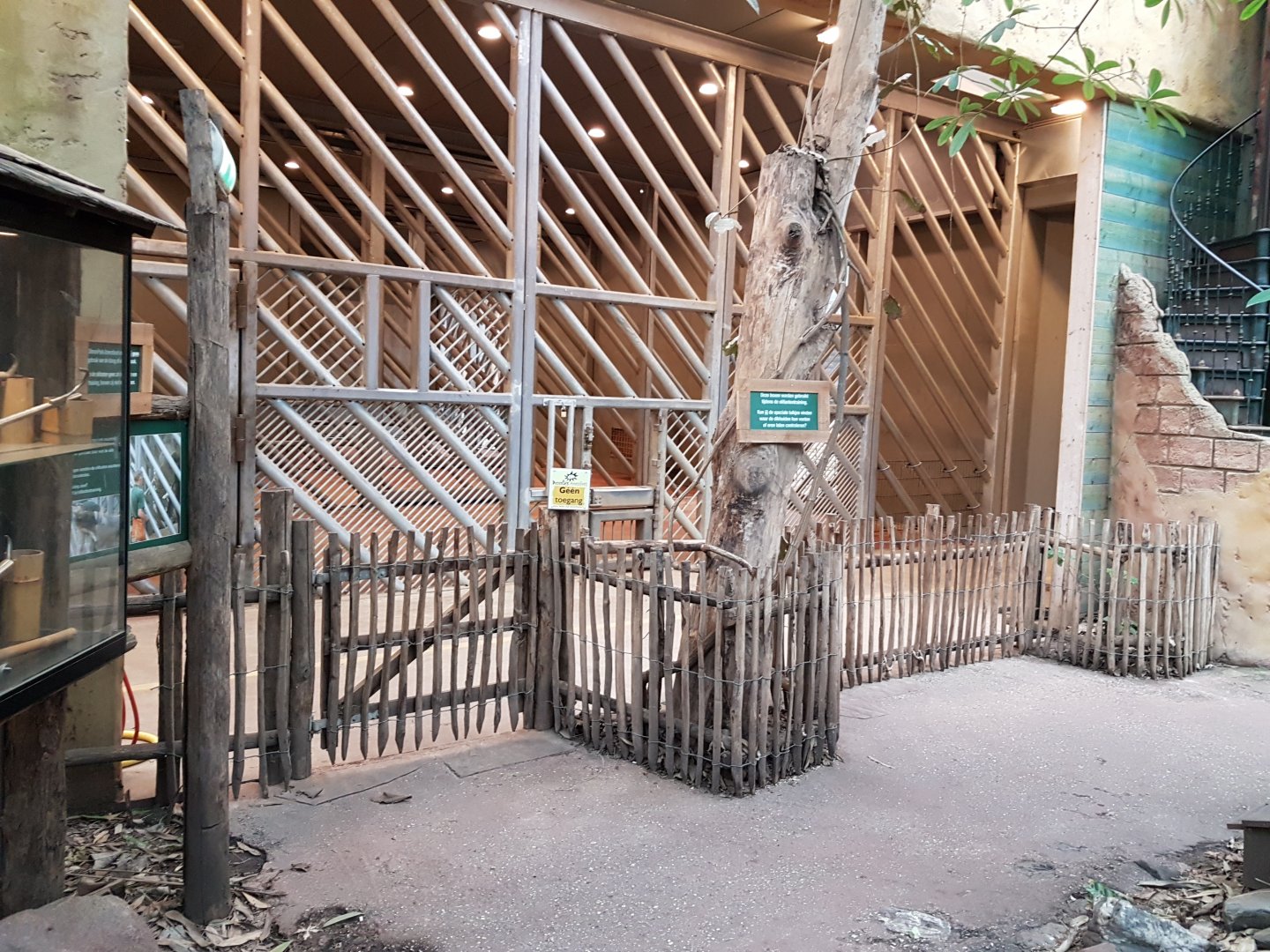 Part Elephant-stables