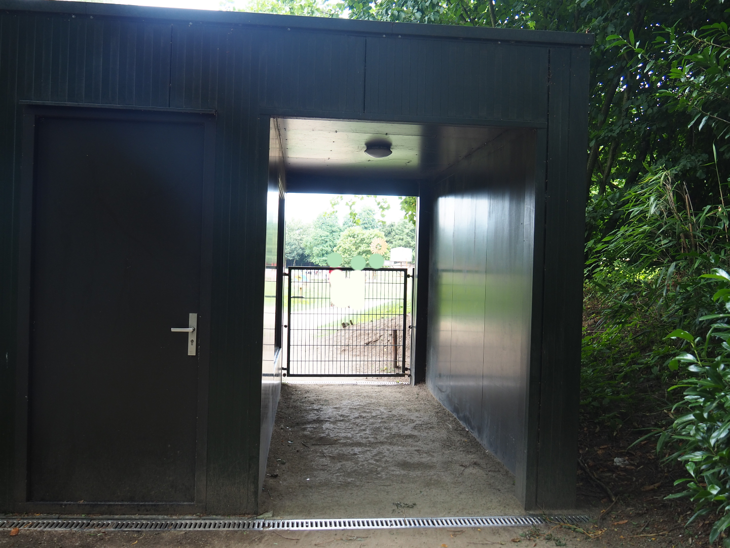Passage through former lemur house to pathway over Australian Outback exhibit, 2019-08-11