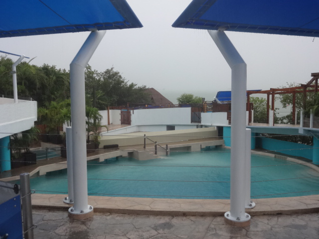 Path above dolphin pool with view to the sea lion area - Acuario interactivo de Cancún