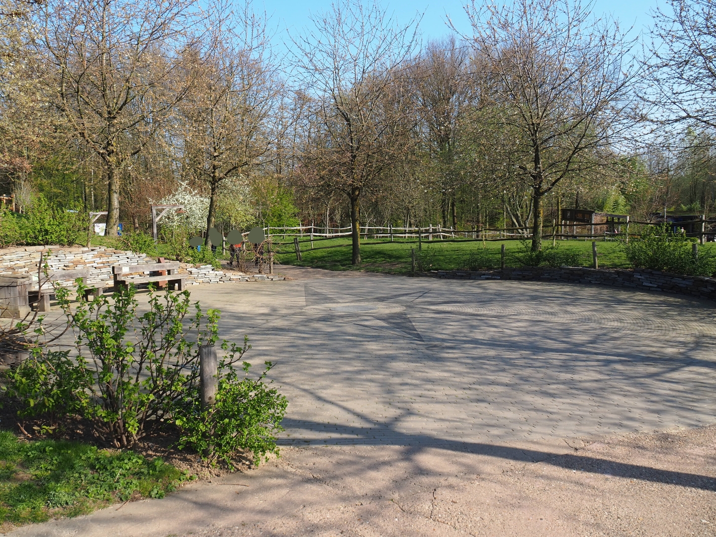 Path from the parking lot to the entrance - Compass rose area, 2019-03-30