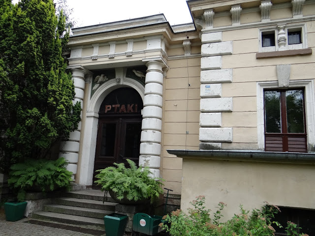 Pavilion of birds - entry