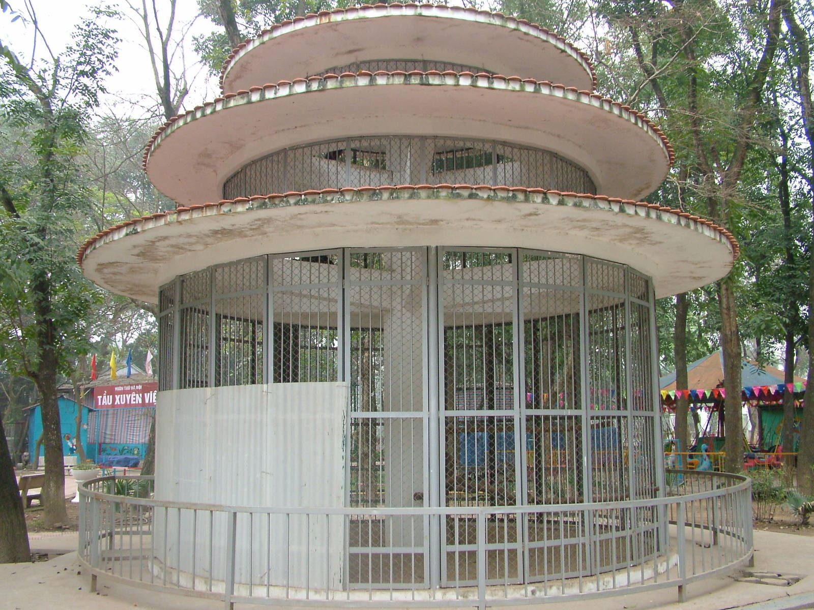 Peafowl Aviary at Hanoi Zoo, 15/03/12