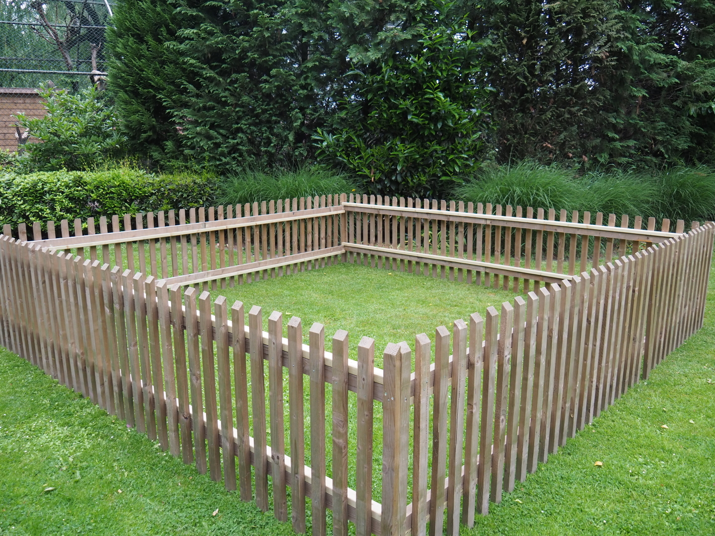 Pen on lawn - Unknown use, 2019-05-25