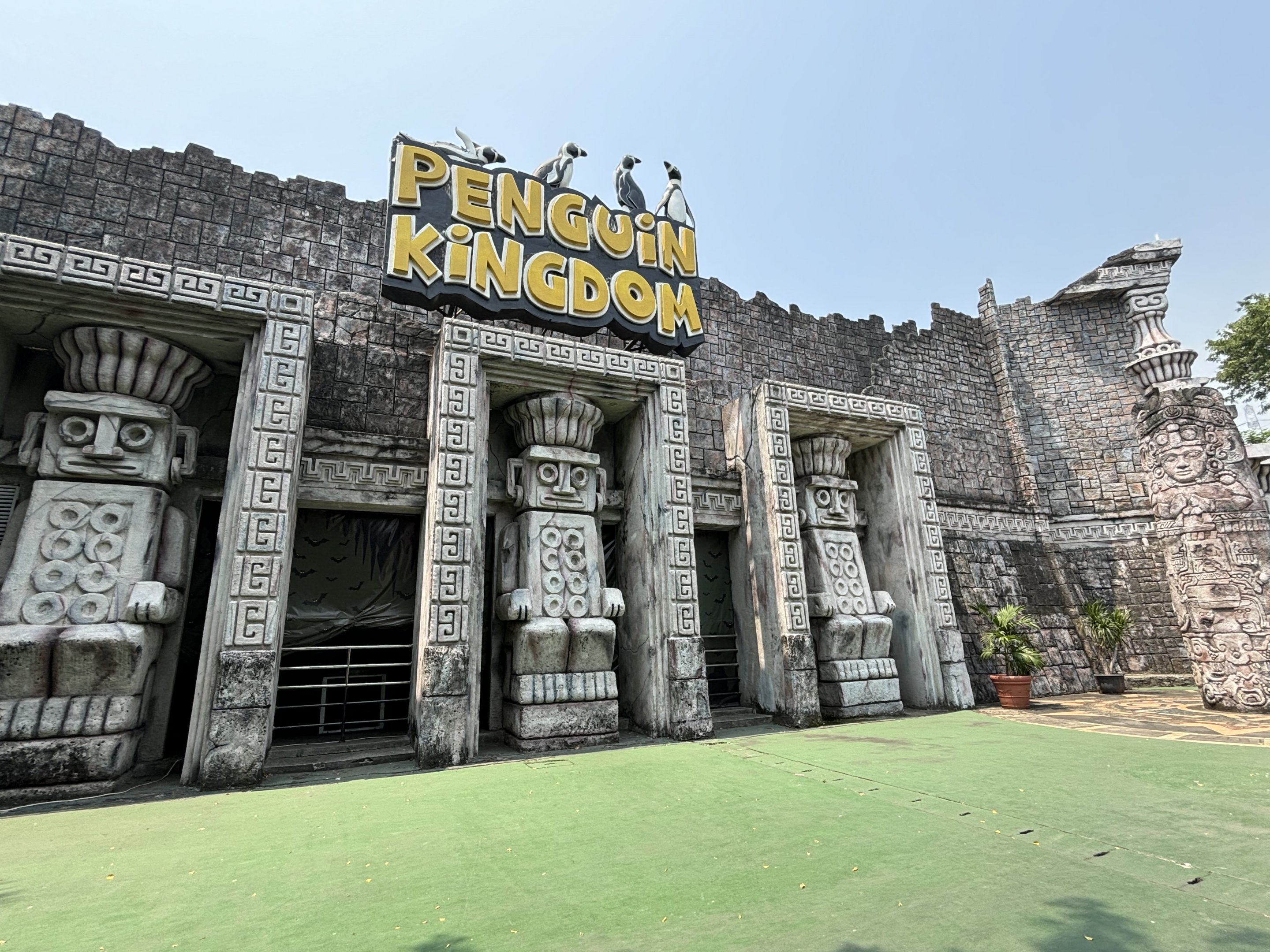 Penguin Kingdom - enormous!