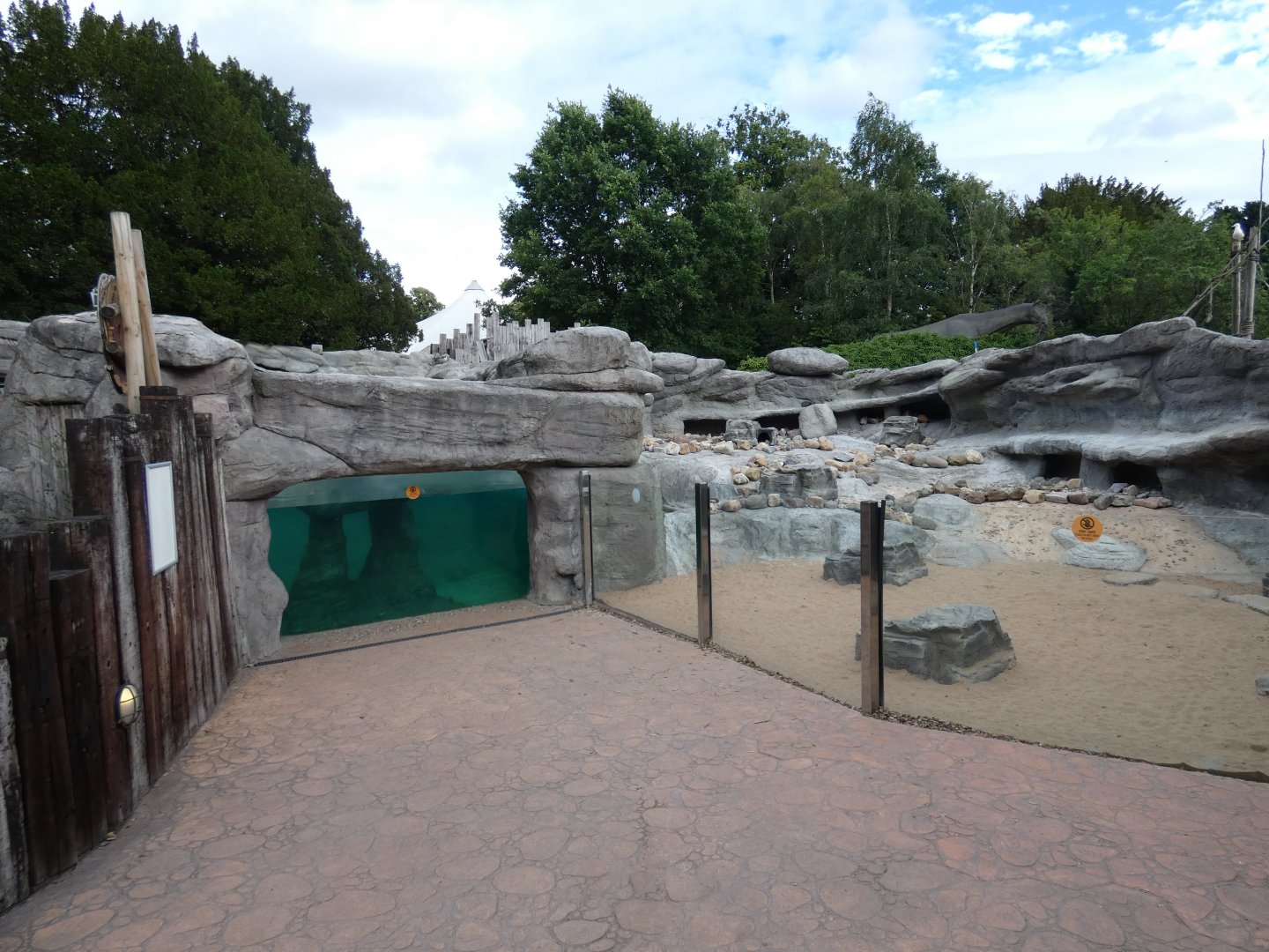 Penguin under-water viewing area and land area