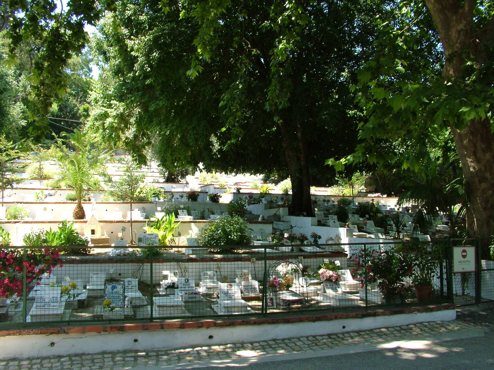 Pet Cemetary at Lisbon Zoo, 24/05/11