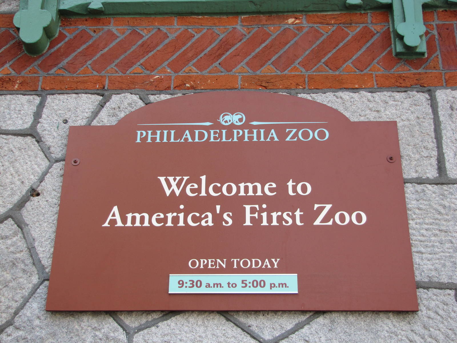 Philadelphia Zoo 2010 - Entrance sign to excite the zoo historian