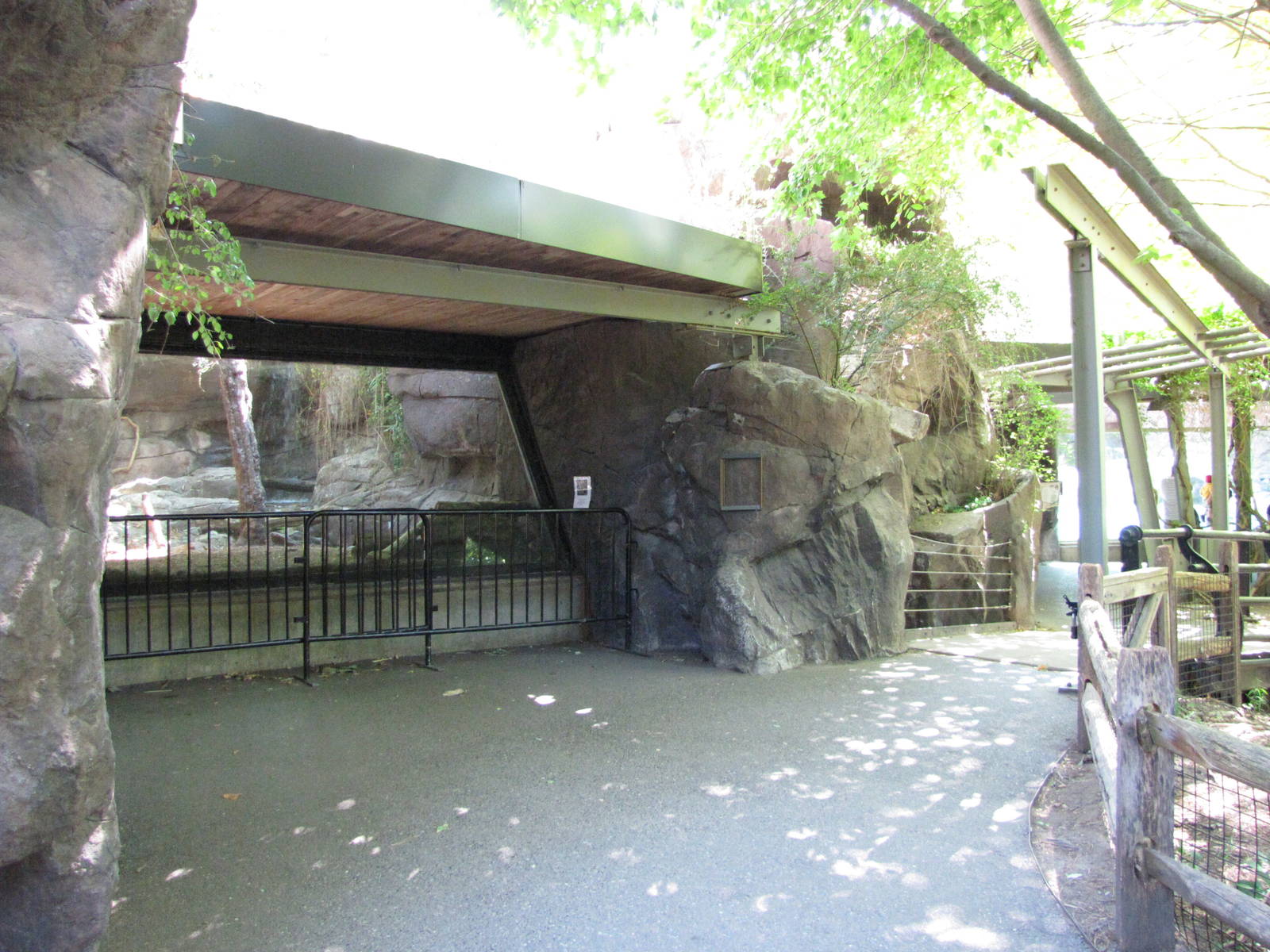 Philadelphia Zoo 2010 - Front of Canadian Lynx exhibit in Carnivore Kingdom