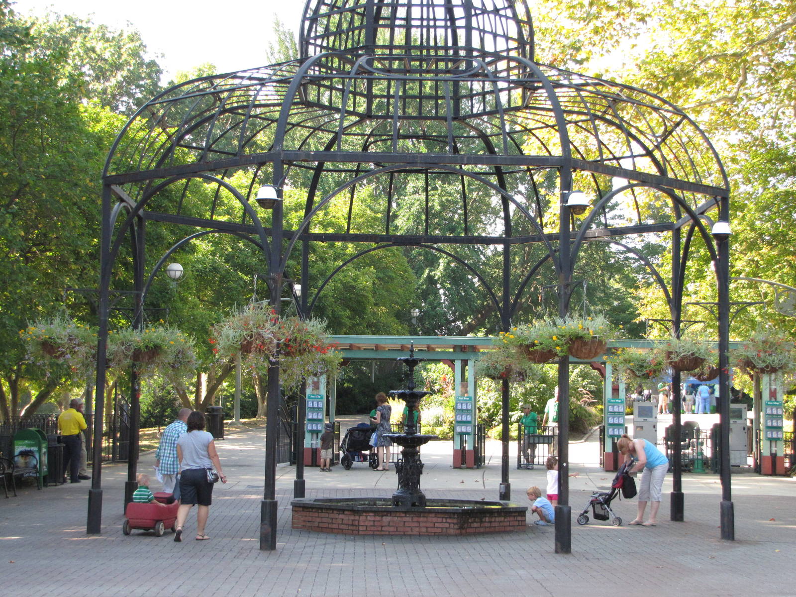 Philadelphia Zoo 2010 - General view past main gate