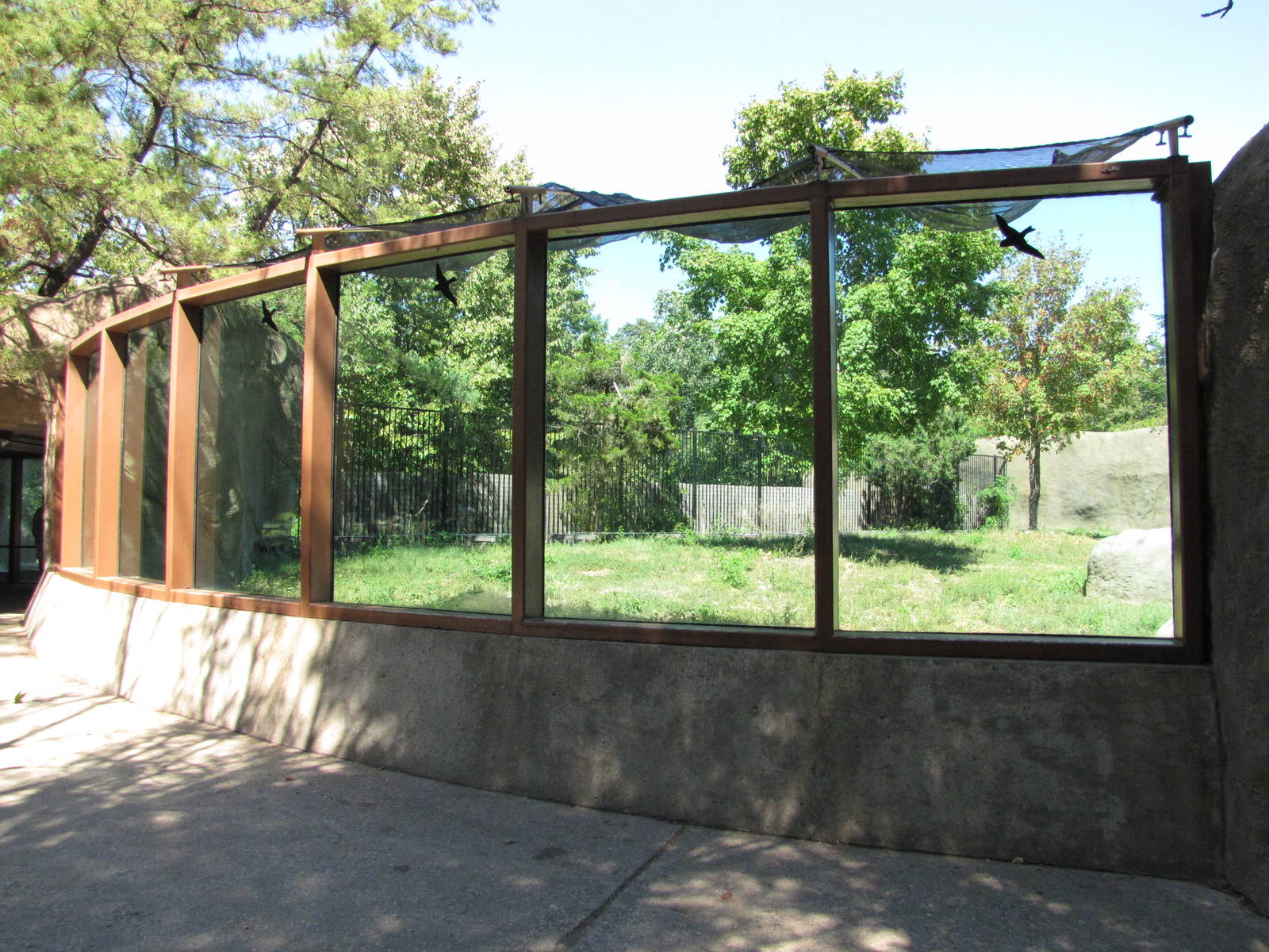 Philadelphia Zoo 2010 - Polar Bear viewing window on grass side