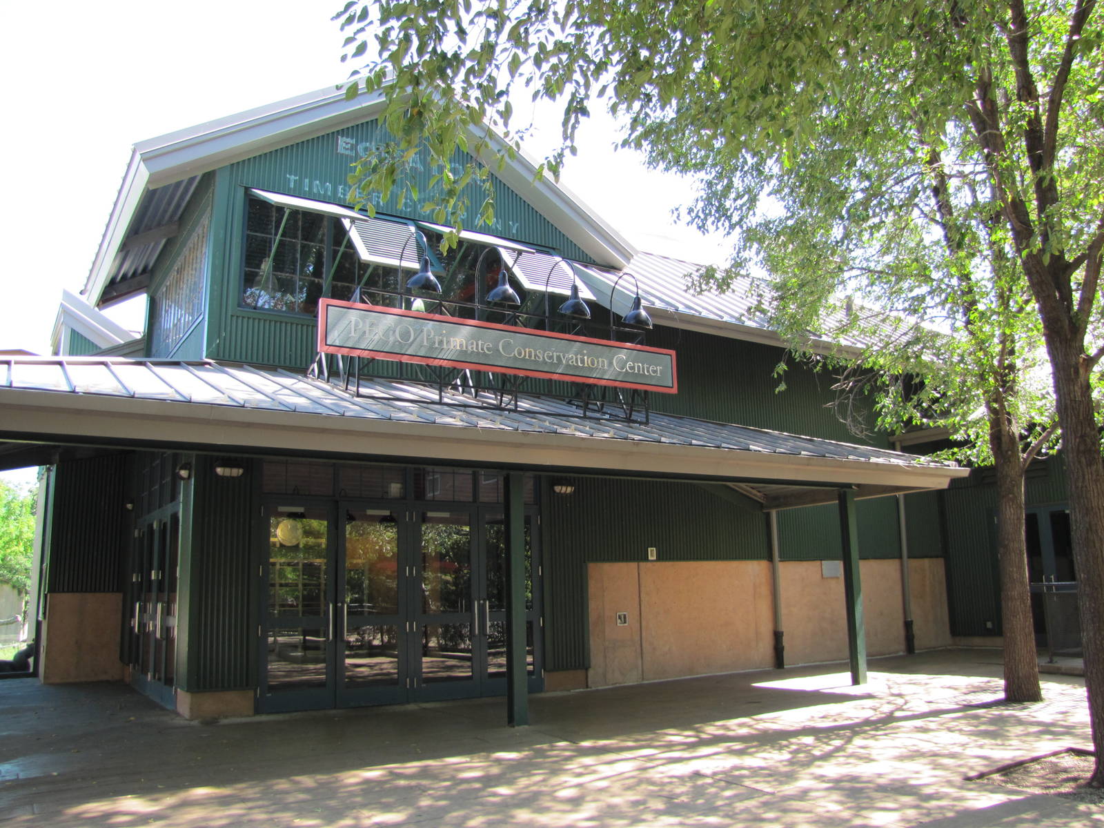 Philadelphia Zoo 2010 - Primate building in PECO Primate Reserve