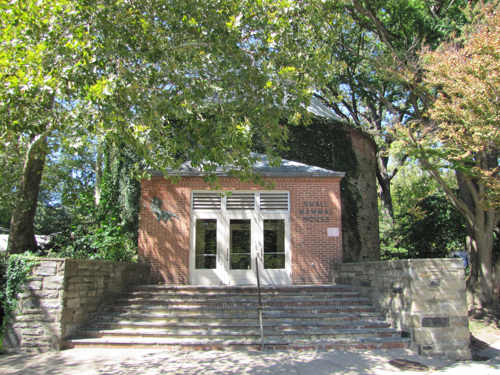 Philadelphia Zoo 2010 - Second entrance of Small Mammal House