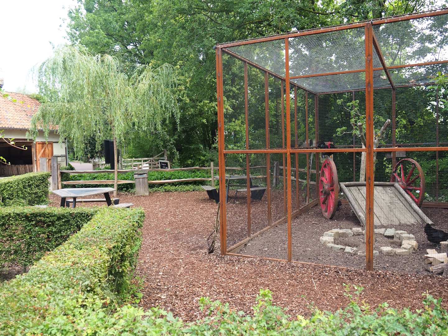 Picnic area and Mergelland chicken and Old Dutch gull aviary, 2023-07-18