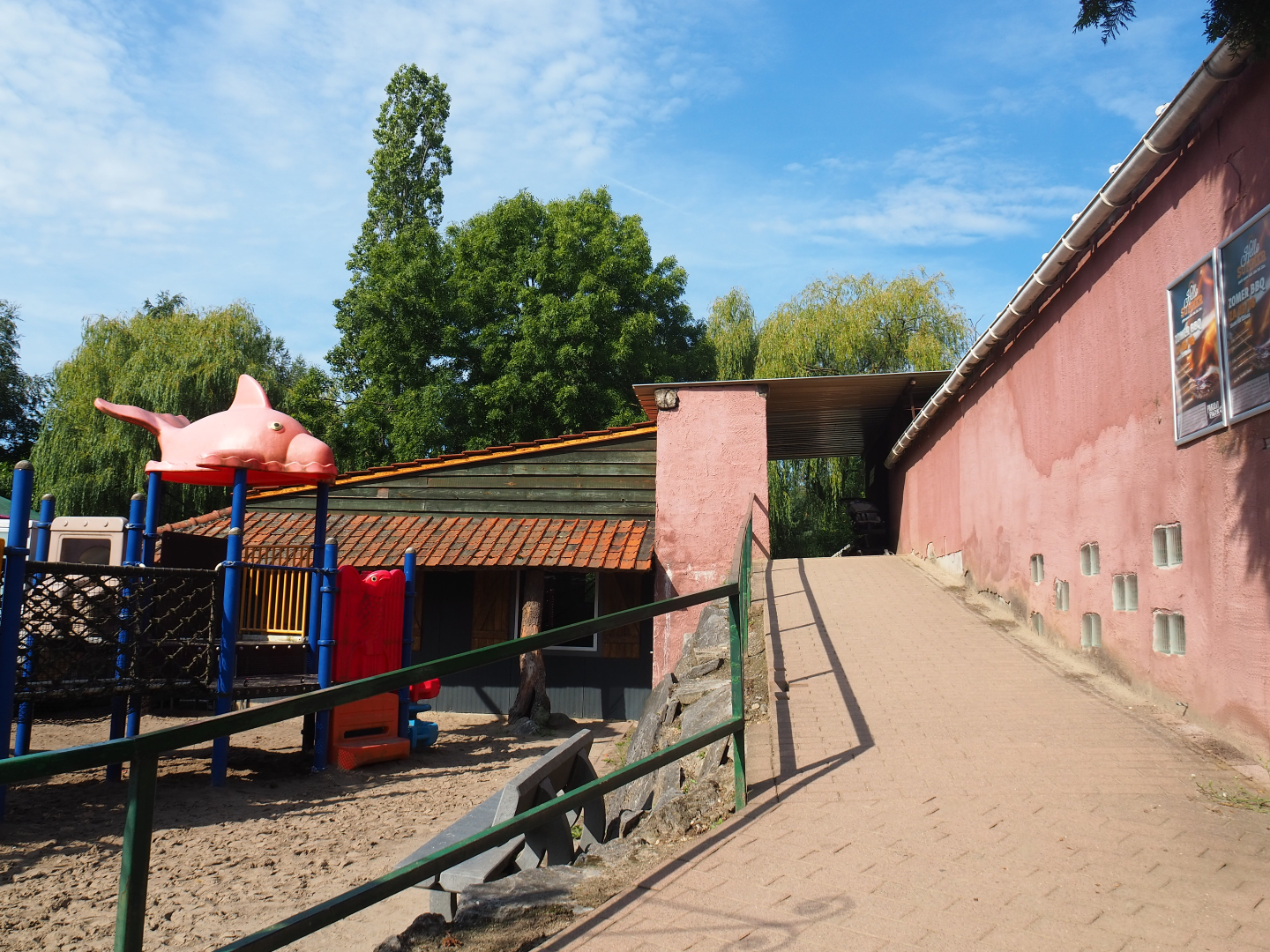 Playground area, Pathway to Bird Museum and Squirrel monkey house, 2019-08-04