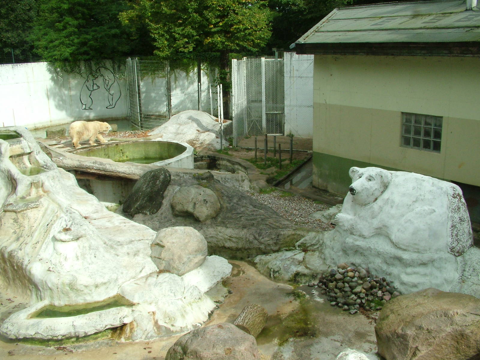 Polar Bear enclosure at Tierpark Neumuenster 2007