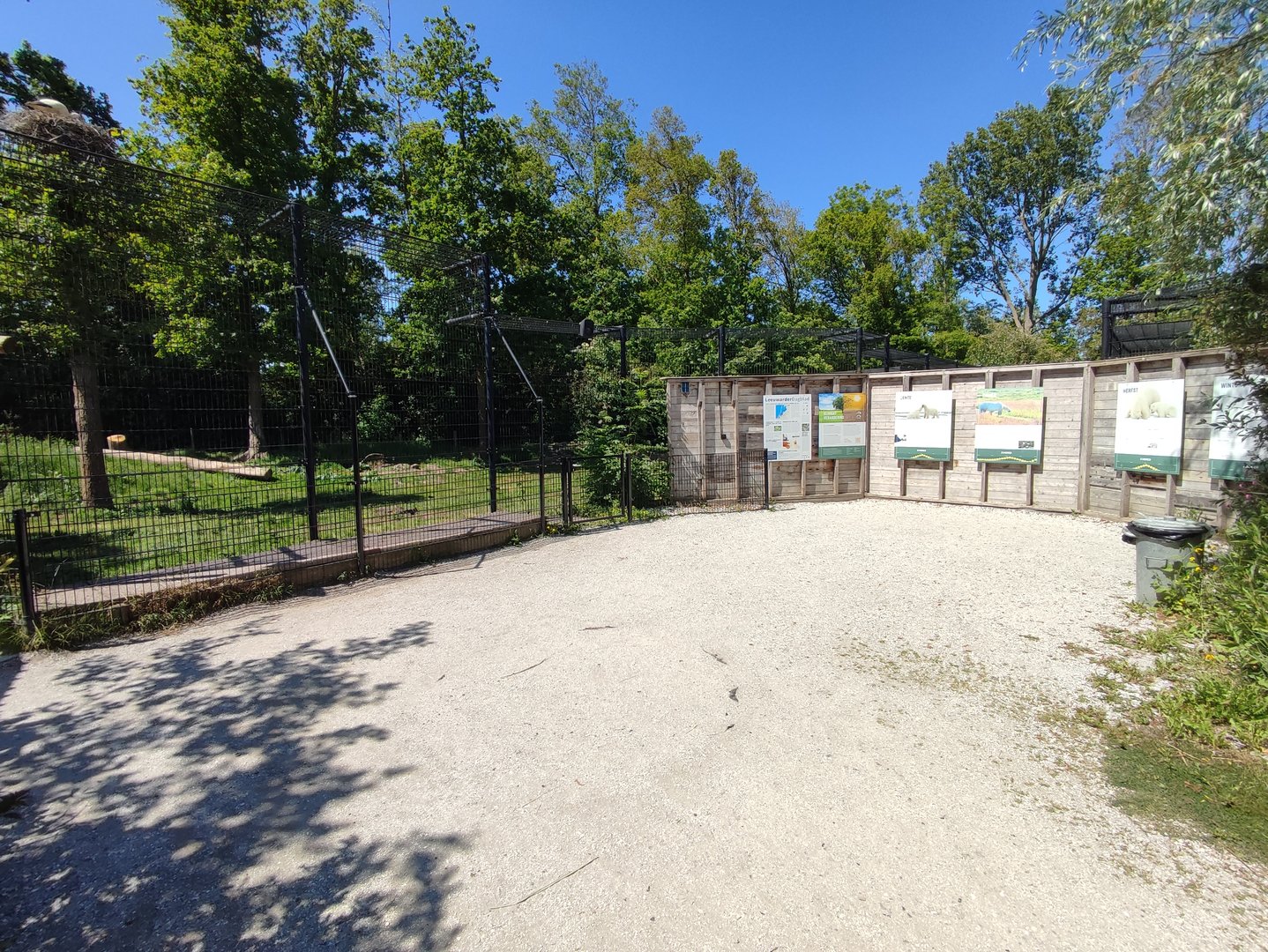 Polar bear enclosure - education and training fence