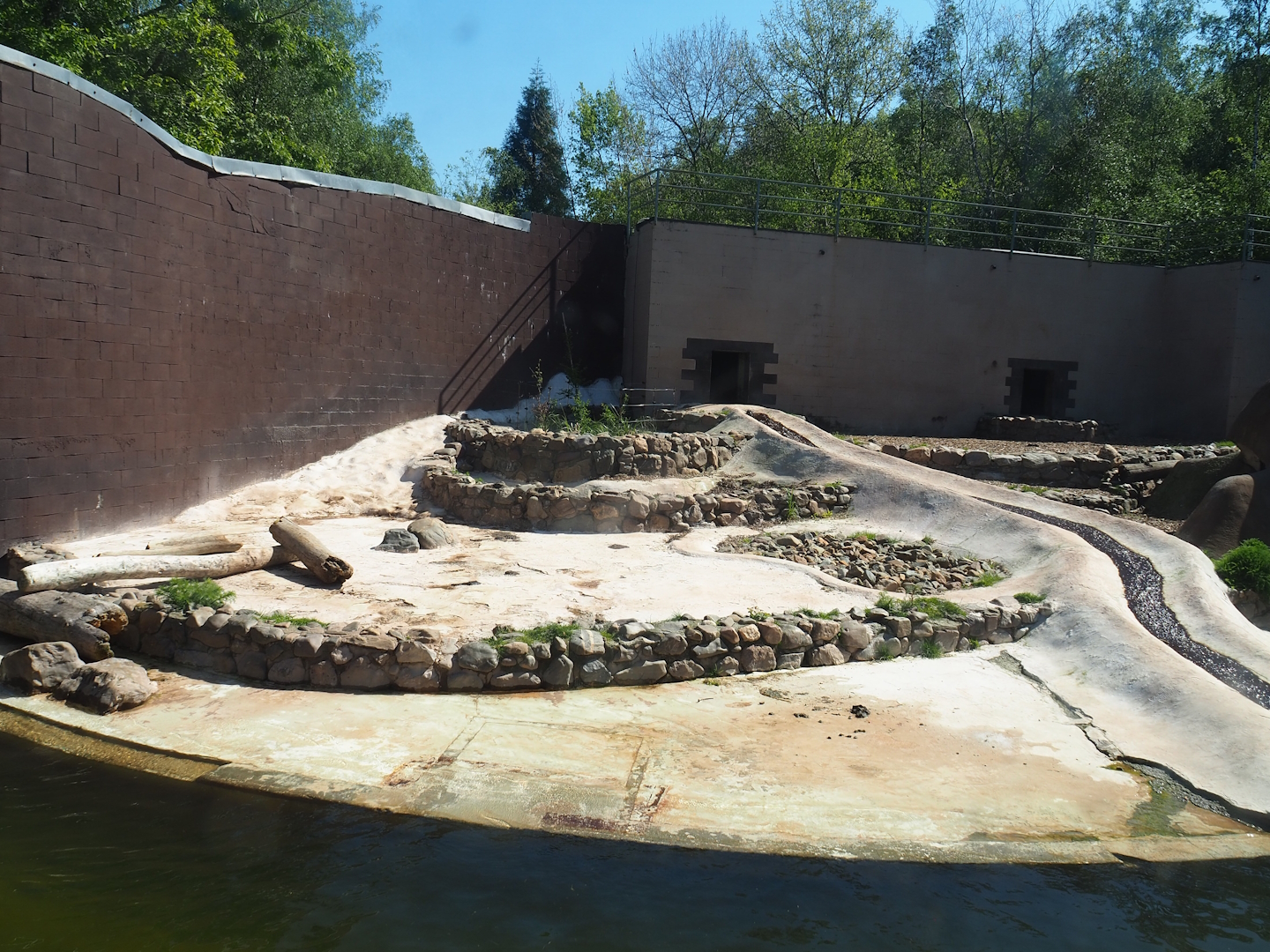 Polar bear exhibit, 2023-05-19