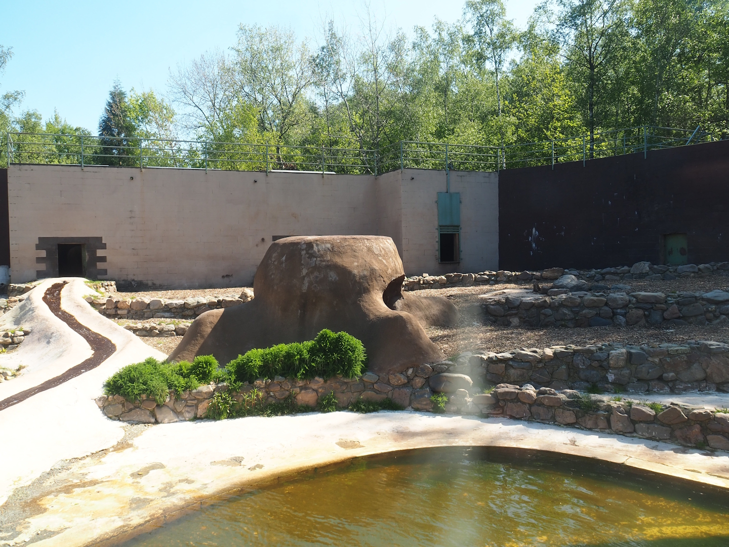 Polar bear exhibit, 2023-05-19